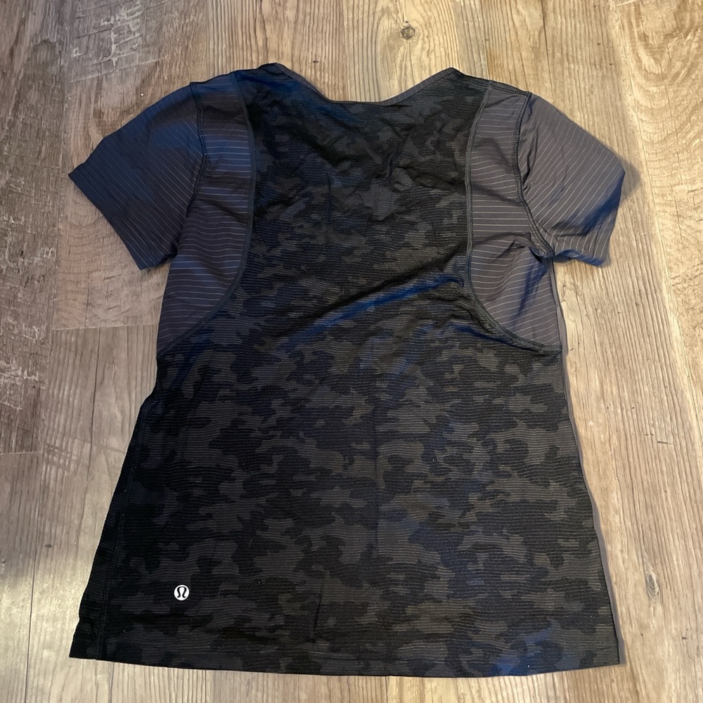 Lululemon camo short sleeve top